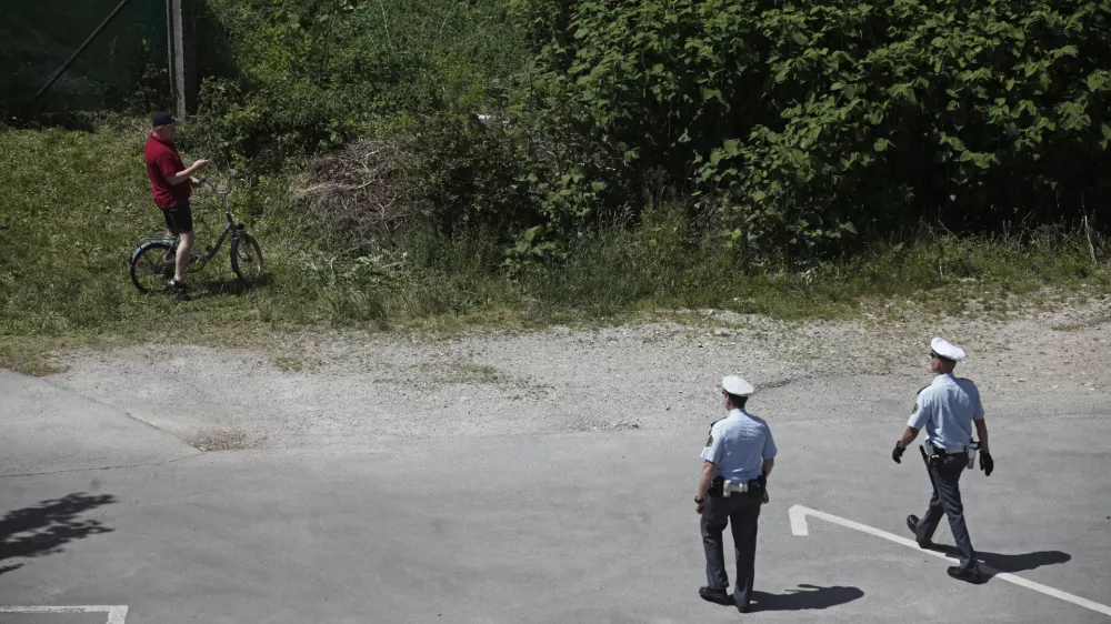 - simbolična fotografija - policist - kolesar - Policija - //FOTO: Luka Cjuha