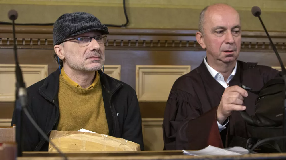 Michela Stephana pravosodni policisti vozijo na sodi&scaron;če iz zapora na Dobu, kjer prestaja osemletno zaporno kazen. Ob njem je zagovornik Gorazd Fi&scaron;er. Foto: Matjaž Ru&scaron;t&nbsp;