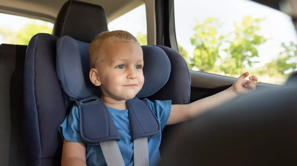 Za varnost otrok v avtomobilu je ključna ustrezna namestitev v varnostni sedež. / Foto: Istock
