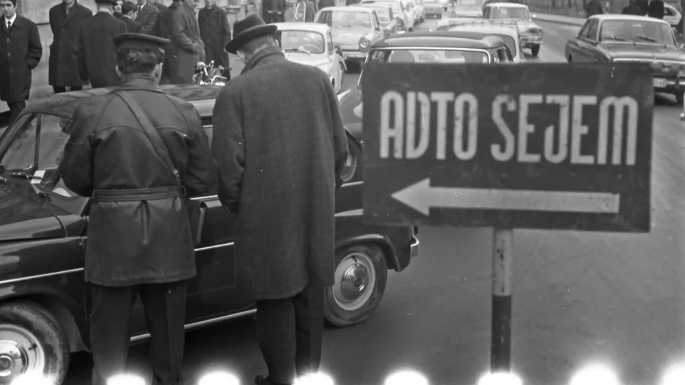 Kljub temu da je hkrati potekal sejem novih in rabljenih avtomobilov na Gospodarskem razstavi&scaron;ču, je mnogo ljudi pri&scaron;lo na avtomobilski sejem pri ljubljanski klavnici.&nbsp;/ Foto: Marjan Ciglič, hrani Muzej novej&scaron;e in sodobne zgodovine Slovenije