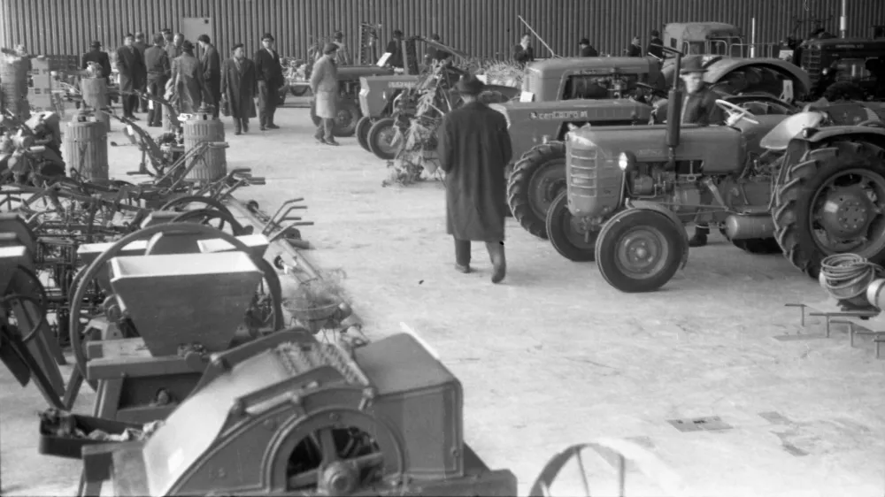 Sejem Kmetijske mehanizacije na Gospodarskem razstavi&scaron;ču: razstava in prodaja kmetijskih strojev in priključkov domačih podjetij in iz uvoza. Stroje so kupci lahko kupili tako v dinarjih kot v devizah.&nbsp;/ Foto: Marjan Ciglič, hrani Muzej novej&scaron;e in sodobne zgodovine Slovenije