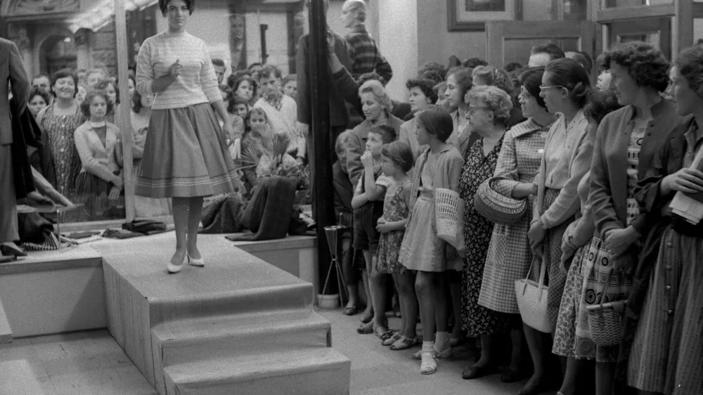 Modna revija sredi Ljubljane v Stritarjevi ulici pred trgovino Tekstil promet septembra 1960&nbsp;/ Foto: Marjan Ciglič, hrani Muzej novej&scaron;e in sodobne zgodovine Slovenije