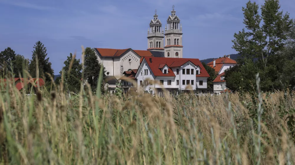 Posebnost ribni&scaron;ke župnijske cerkve je med drugim, da je načrte za zvonika naredil Jože Plečnik in da gre za njegovo zadnje delo. / Foto: Jaka Gasar