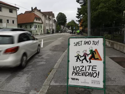 varna pot v &scaron;olo - prometna varnost- 01.09.2022 - Prvi &scaron;olski dan v novem &scaron;olskem letu 2022/23 &ndash; novo &scaron;olsko leto za 194.562 osnovno&scaron;olcev, med njimi 20.797 prvo&scaron;olcev in okrog 79.000 dijakov &ndash; prvo&scaron;olci - osnovno&scaron;olci - &scaron;olstvo  //FOTO: Luka Cjuha