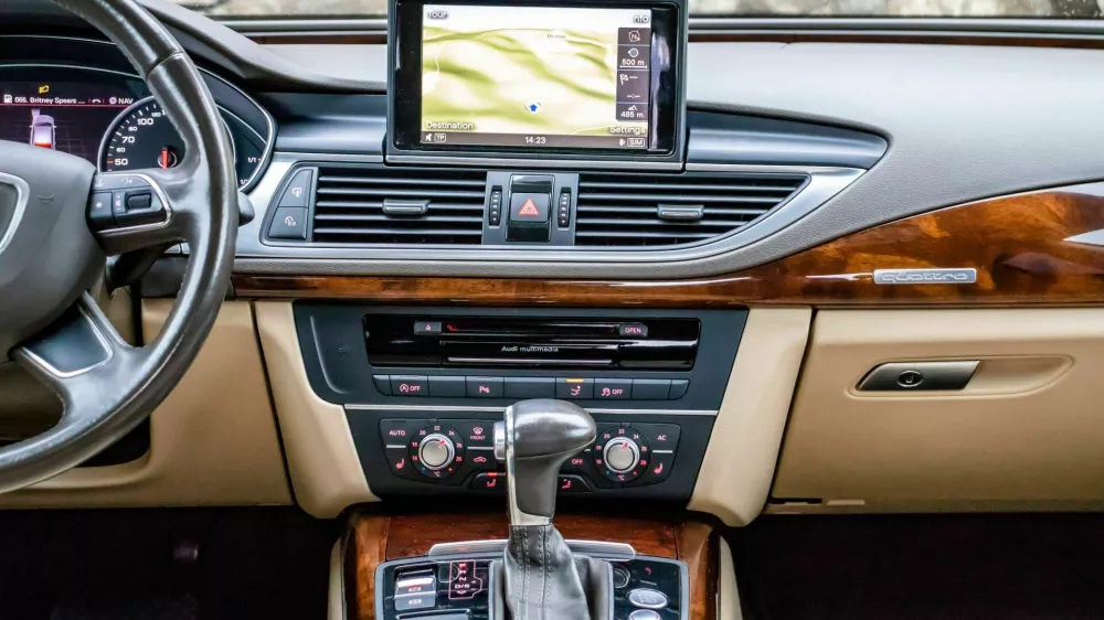 Dražji avtomobili so danes že serijsko opremljeni s samodejnim menjalnikom, ki vožnjo naredi udobnej&scaron;o in tudi varnej&scaron;o. Ta je vse pogostej&scaron;a izbira tudi pri manj&scaron;ih in cenej&scaron;ih vozilih. Foto: Reuters