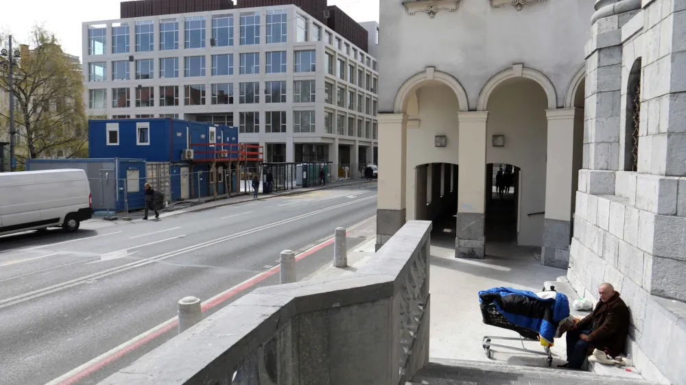 - 12.04.2023 &ndash; simbolična fotografija - brezdomec &ndash; brezdomstvo - rev&scaron;čina - bogastvo - &Scaron;umi center - nedostopna&nbsp;stanovanja&nbsp;za&nbsp;mlade &ndash; nadstandardna stanovanja - Slovenska cestaFoto: Tomaž Skale
