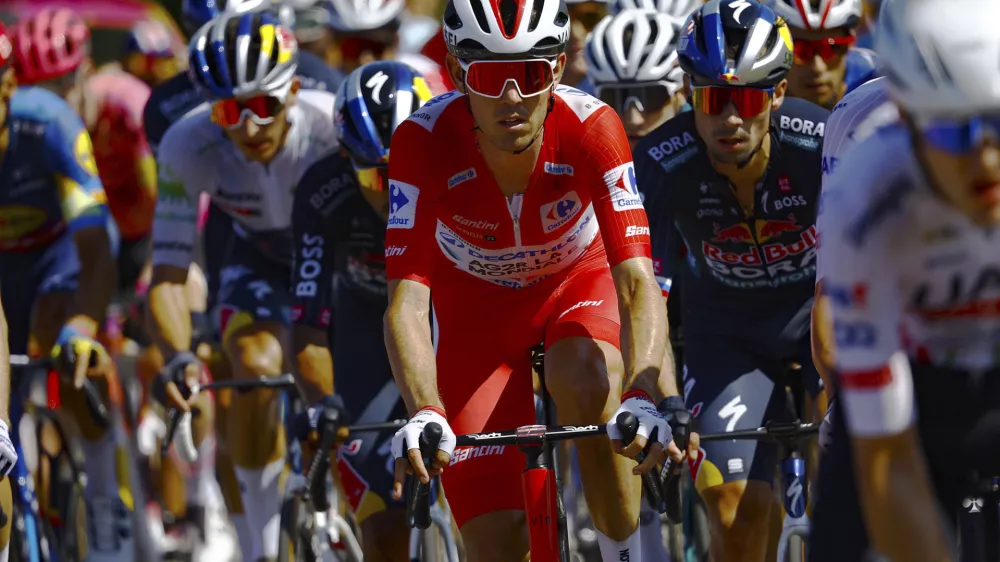 Glavnina, v kateri je bil brez težav tudi Primož Roglič (v majici mo&scaron;tva Red Bull), si je privo&scaron;čila prost dan na kolesu. Foto:&nbsp;Unipublic, A.S.O.