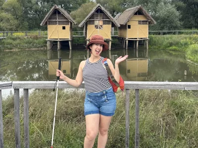 Med odkrivanjem regije je obiskala tudi deželo koli&scaron;čarjev na Igu. Foto: osebni arhiv