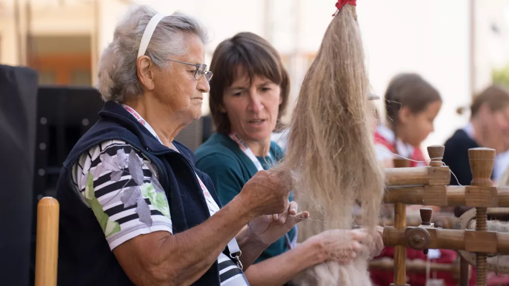Srečanje slovenskih predic v Cerknem, preja, predice, predenje, volna, kolovrat / Foto: Tine Mažgon/arhiv Icra D.o.o. Idrija
