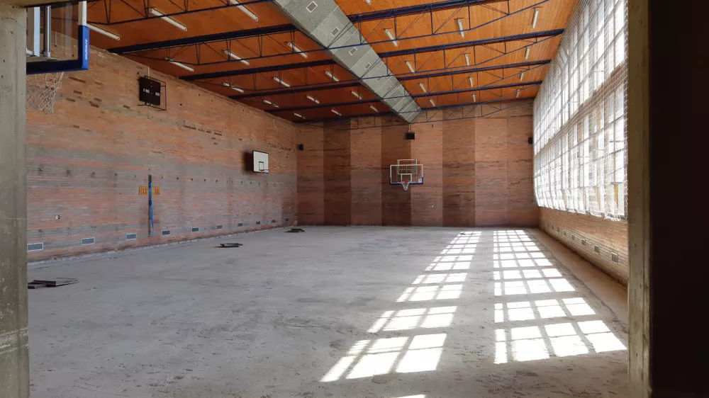 Na O&Scaron; Straži&scaron;če Kranj se bodo &scaron;olarji od septembra v obeh telovadnicah podili po novem parketu. Foto: MOK