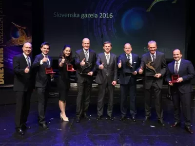 Gazelam se je poklonil tudi predsednik vlade dr. Miro Cerar, ob njem pa so (z leve) Bojan Petan, predsednik uprave Dnevnika, Marko Gorjak, namestnik direktorja družinskega podjetja Orodjarstvo Gorjak, Ana Laura Rednak, izvr&scaron;na direktorica podjetja Skaza, Igor Kastelic, direktor podjetja REM, ki je bilo prepoznano za srebrno gazelo 2016, skrajno desno pa sta na fotografiji &scaron;e Janez Novak, direktor RLS, letos izbranega za bronasto gazelo, in Jernej Pavlin, direktor podjetja ORO MET. (Foto: Bojan Velikonja)