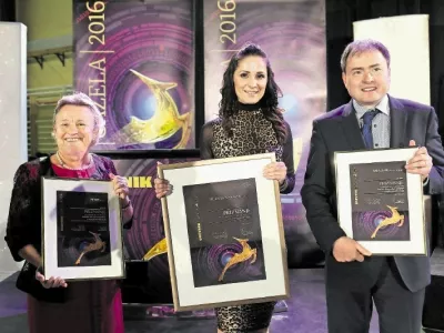 Marija Petre, direktorica podjetja Petre, Laura Rednak, izvr&scaron;na direktorica podjetja Plastika Skaza, in mag. Matej Meža iz podjetja Mega M. (od leve proti desni). (FotoJaka Gasar)