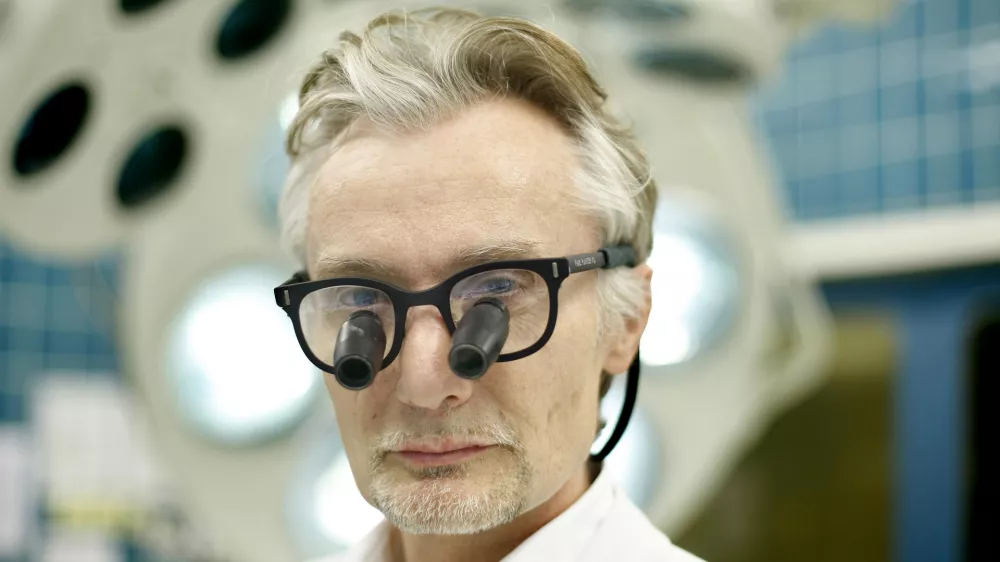 Intervju: dr. Franci Planin&scaron;ek, plasti&scaron;čni in estetski kirurgFOTO: JAKA GASAR / NEDELJSKIOPOMBA: SAMO ZA OBJAVO V NEDELJSKEM DNEVNIKU TER EDICIJAH DNEVNIKA