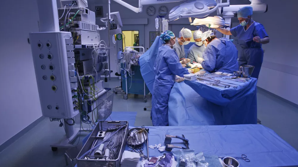 - operacijski blok - operacijska dvorana - operacija- kirur&scaron;ki operativni poseg- 14.1.2014 - Bolni&scaron;nica Golnik - KOPA, Klinični oddelek za pljučne bolezni in alergijo - vrhunska slovenska klinika za diagnostiko in zdravljenje bolnikov s pljučnimi in alergijskimi boleznim//FOTO: Tomaž Skale