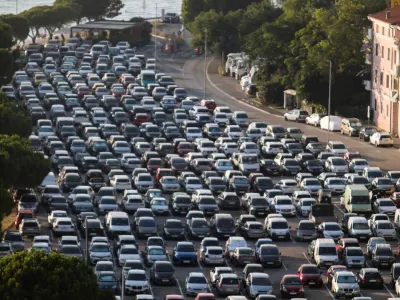 - avtomobili, javno parkiri&scaron;če.- 11.07.2024. - Parkiri&scaron;če Fornače pri Piranu.//FOTO: Bojan Velikonja