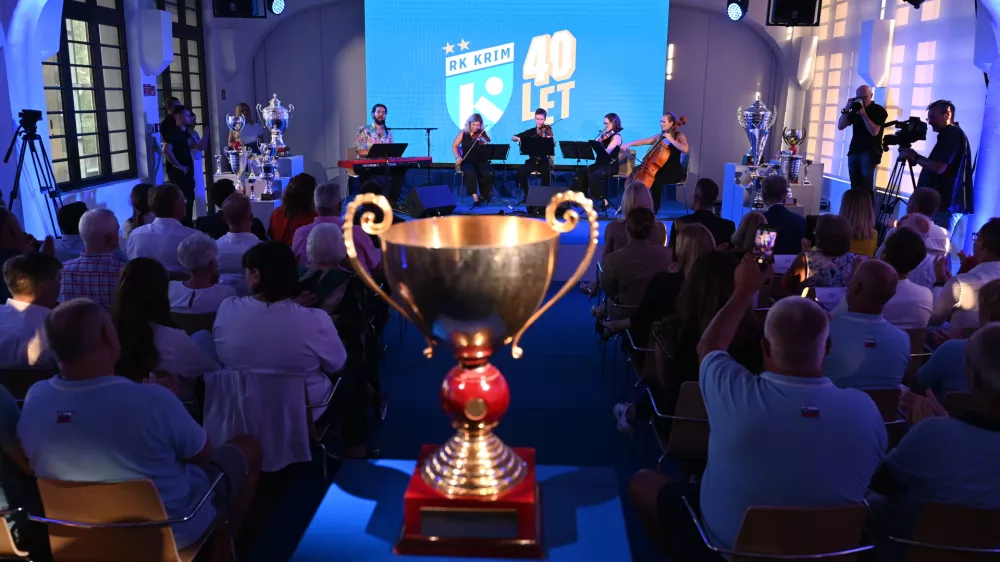 Klub v novo sezono odhaja tudi z novo grafično podobo, med katero izstopa spremenjen grb. Foto: Nik Erik Neubauer