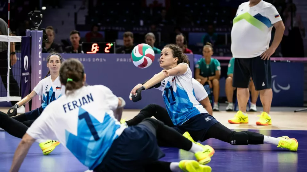 Ženska reprezentanca odbojke sede je s porazoma začela nastop na paralimpijskem turnirju v Parizu. F Sportida