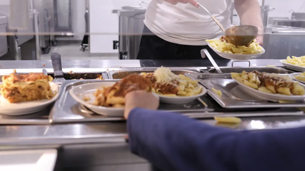 Na NIJZ ocenjujejo, da so &scaron;ole dosedanjim smernicam dokaj zadovoljivo sledile, so pa razlike med &scaron;olami velike glede na zmožnosti kuhinje, kader, organizacijo dela &hellip;
Foto: Jaka Gasar&nbsp;