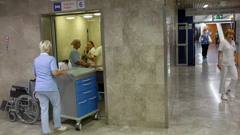 - simbolična fotografija - zdravstvo, pacient, bolnica, medicinska sestra - urgentno dvigalo- 02.10.2014 - UKC - Univerzitetni klinični center v Ljubljani - dan odprtih vrat laboratorijev klinične kemije in laboratorijske medicine, laboratorij //FOTO: Jaka Gasar