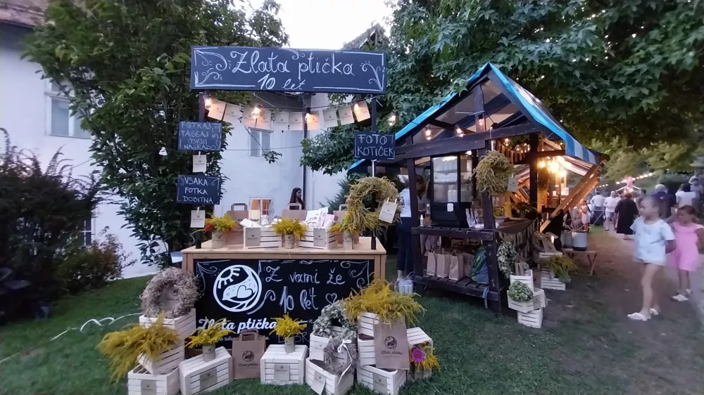 Trgovina Tlata ptička, ki na &Scaron;utni vztraja že deset let, je petkovemu dogodku zagotovo dodala praznični pečat. F Vesna Levičnik