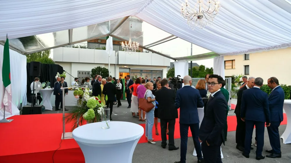 Druženje pred novim veleposlani&scaron;tvom Alžirije na Opekarski v Ljubljani. F Peter Irman