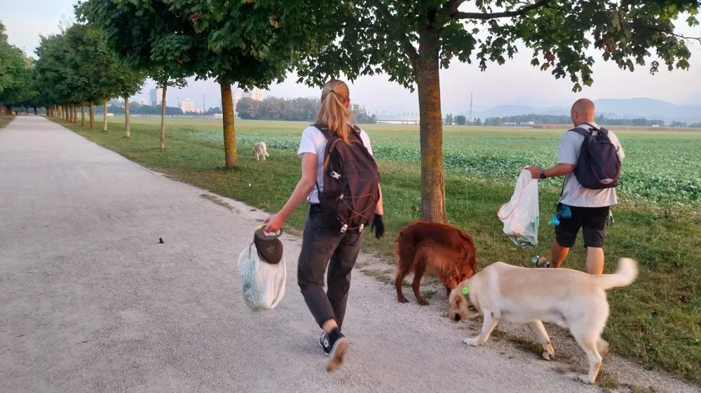 Jutranji sprehajalci pobrali smeti, ki so ostale za četrtkovimi navijači nogometne tekme v Stožicah. F Vesna Levičnik