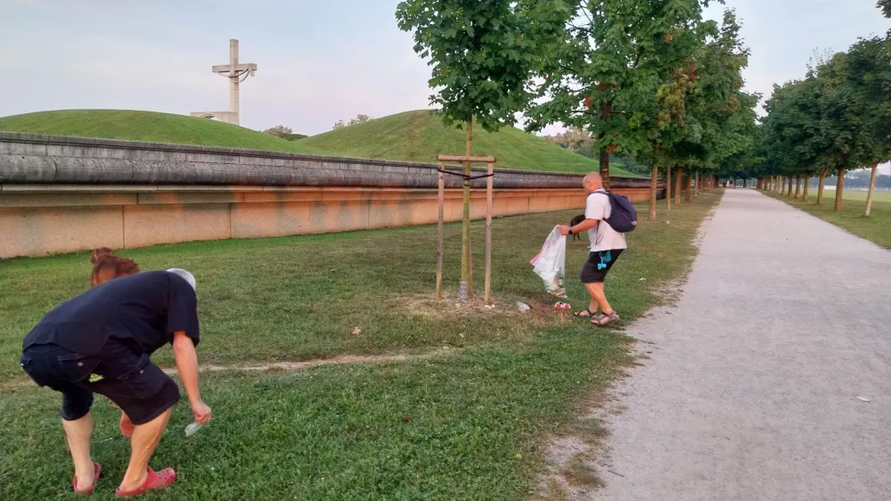 Jutranji sprehajalci pobrali smeti, ki so ostale za četrtkovimi navijači nogometne tekme v Stožicah. F Vesna Levičnik