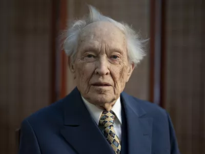 - 10.01.2024 &ndash; dr. Henrik Neubauer, baletni plesalec, koreograf, umetni&scaron;ki vodja, zdravnik, režiser in pedagog &ndash; prejemnik odlikovanja Zlati red za zasluge Republike Slovenije leta 2009 in dobitnik Pre&scaron;ernove nagrade za življenjsko delo leta 2024//FOTO: Nik Erik NeubauerOPOMBA: DNEVNIKOV OBJEKTIV &ndash; INTERVJU 2024