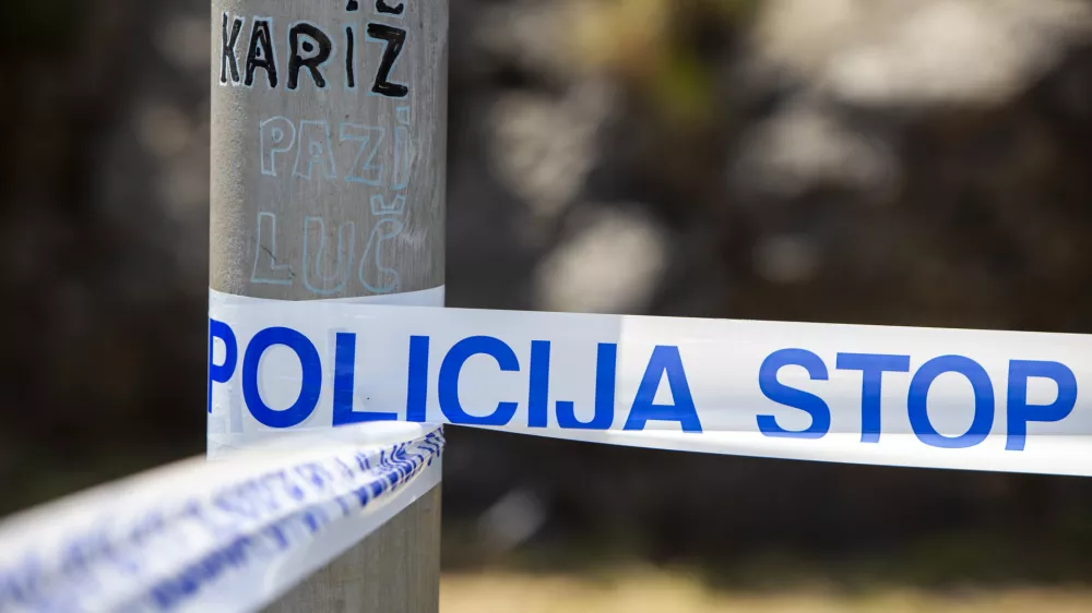 - simbolična fotografija &ndash; policija - policijski trak - 27.06.2019 &ndash; Dol pri Hrastovljah - Železni&scaron;ka nesreča v predoru Hrastovlje na železni&scaron;ki progi proti Kopru, kjer je od kompozicije 18 vagonov tovornega vlaka iztirilo &scaron;est vagonov, ki je prevažal kerozin v Munchen pri čemer je pri eni cesterni pri&scaron;lo do izlitja okoli 10.000 litrov kerozina in ogrozilo izvir reke Rižane  //FOTO: Matjaž Ru&scaron;t