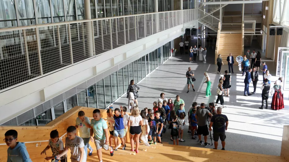 Posebnost zgradbe so tudi amfiteatrske stopnice, ki pritlično avlo povezujejo s prvim nadstropjem. Foto: Tomaž Skale