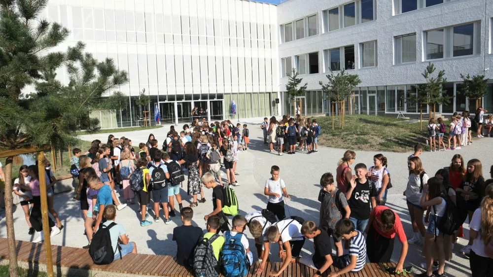 Na novi osnovni &scaron;oli Frana Albrehta v Kamniku je včeraj začelo pouk 537 učencev. Foto: Tomaž Skale