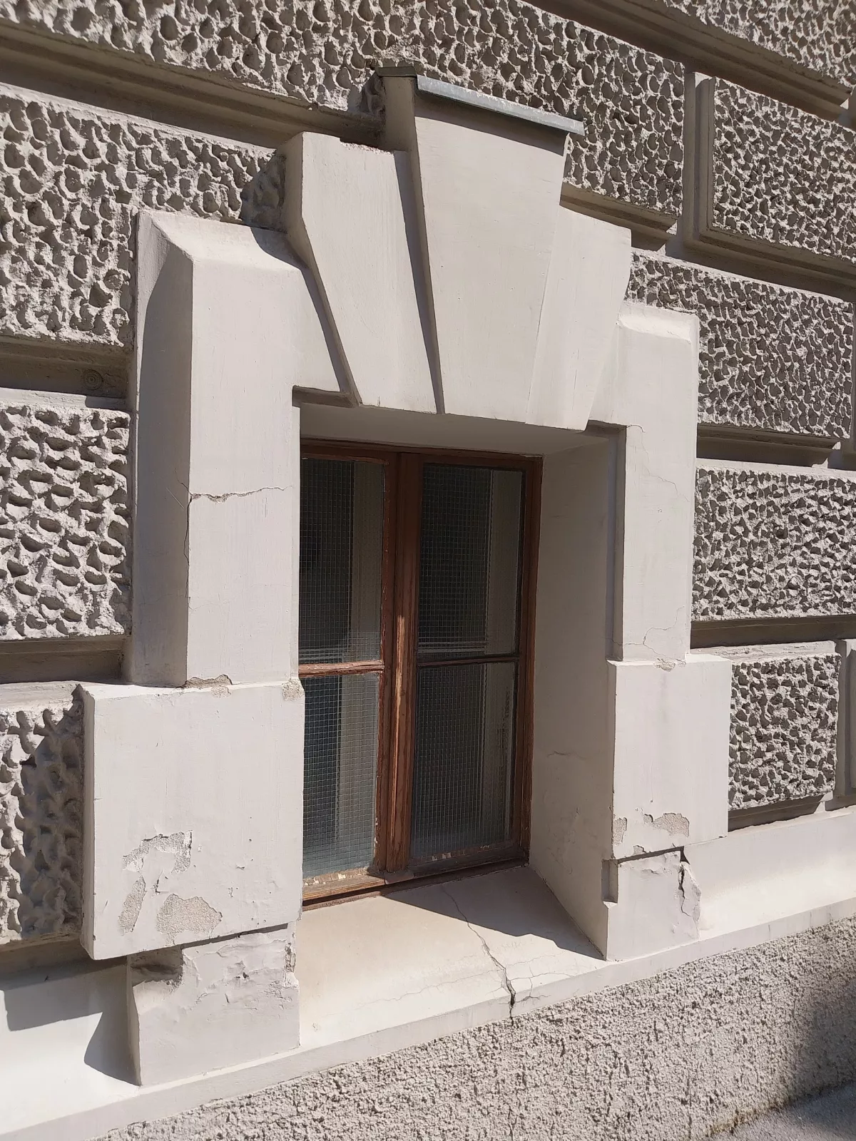 Na več delih fasade je opaziti razpoke in odstopanje barvne plasti.&nbsp;Foto:&nbsp;Vanja Brkić