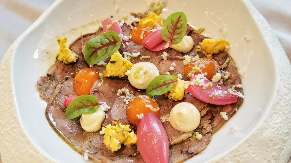 Goveji bočnik v solati, Restavracija Rose