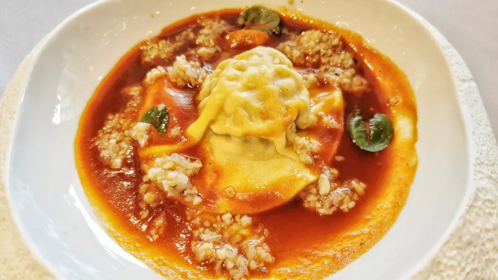 Tortelin z natrgano svinjino, Restavracija Rose