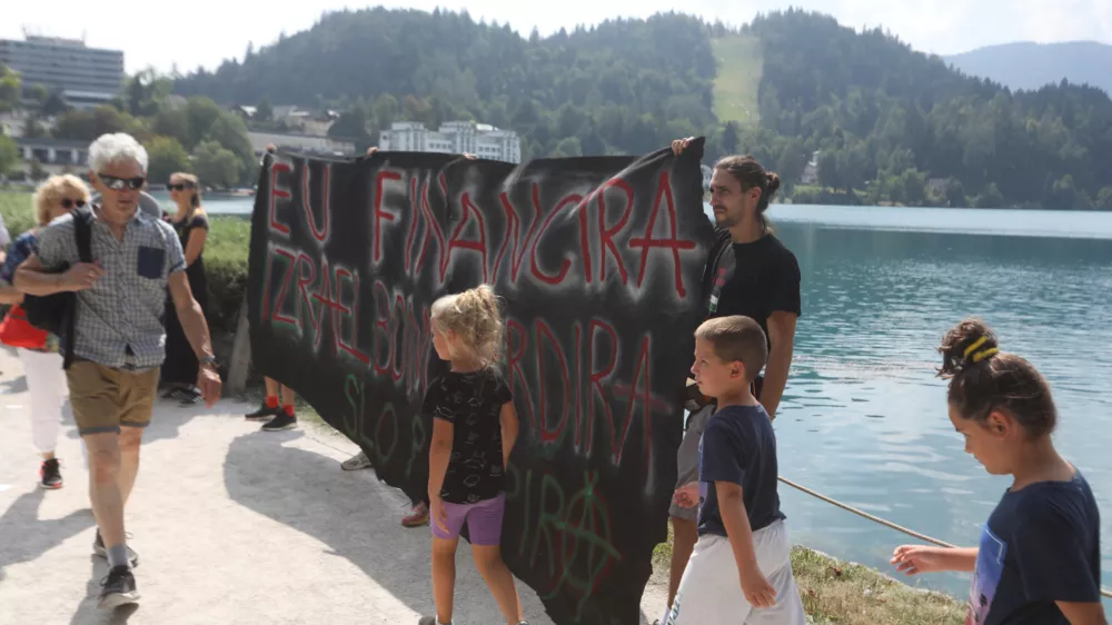 02.09.2024. Protest v podporo Palestince pred Festivalno dvorano na Bledu ob Blejskem strate&scaron;kem forumu. Foto:Bojan Velikonja