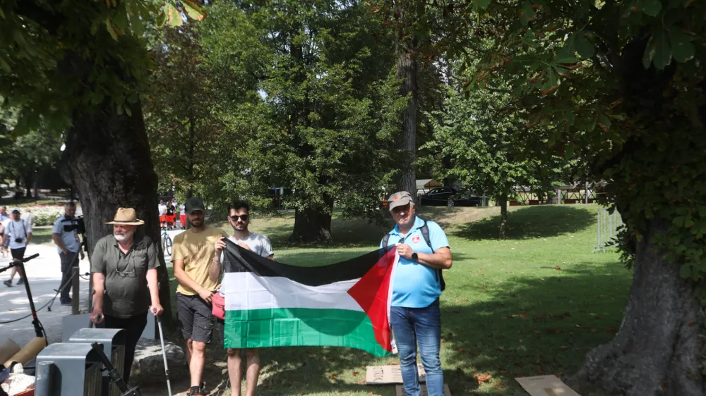 02.09.2024. Protest v podporo Palestince pred Festivalno dvorano na Bledu ob Blejskem strate&scaron;kem forumu. Foto:Bojan Velikonja