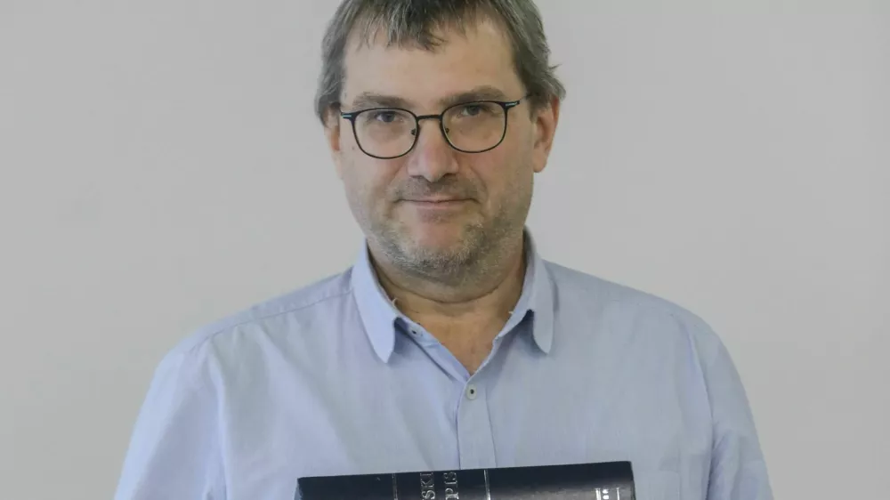 - 25.11.2022 &ndash; dr. Simon Krek, jezikoslovec &ndash; vodja Centra za jezikovne vire in tehnologije Univerze v Ljubljani, dnevnikov kolumnist //FOTO: Jaka Gasar