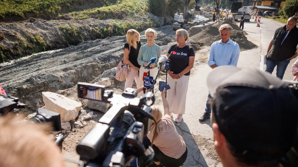Predsednica evropske komisije Ursula von der Leyen je dopoldne s premierjem Golobom najprej obiskala Črno na Koro&scaron;kem, kjer si je skupaj s tamkaj&scaron;njo županjo Romano Lesjak ogledala napredek pri popoplavni obnovi. Foto: STA