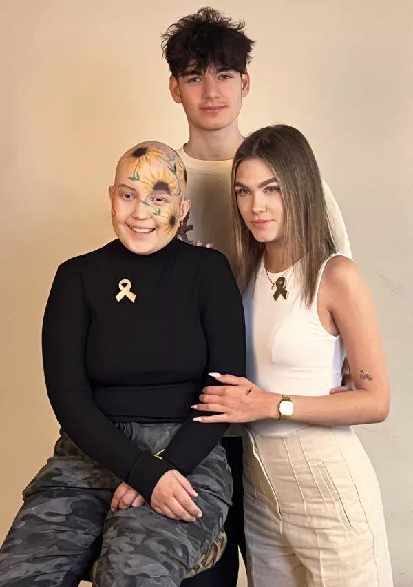 Za plakatom stoji ekipa mladih borcev: Tinka Tonejc, Jan Fonda in Korina Korper. F in&scaron;titut Zlata pentljica 