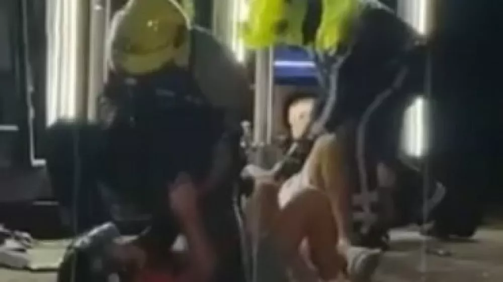 Divjanje so prekinili &scaron;ele policisti.