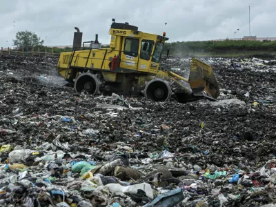 - Deponija Barje 2013 - ljubljansko odlagali&scaron;če nenevarnih komunalnih odpadkov - smeti&scaron;če - dan odprtih vrat SNAGA- prikazali sistem zbiranja in ravnanja z odpadki; Cesta dveh cesarjev - smeti&scaron;če    //FOTO: