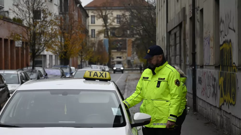- preizkus alkoholiziranosti - alkotest, alkohol v prometu, policija, taxi - taksist - 06.12.2022 - policisti Postaje prometne policije Ljubljana vr&scaron;ili postopke preizkusov alkoholiziranosti voznikov v prometu na Kotnikovi ulici pred poslopjem Agencije za varnost prometa - //FOTO: Nik Erik Neubauer
