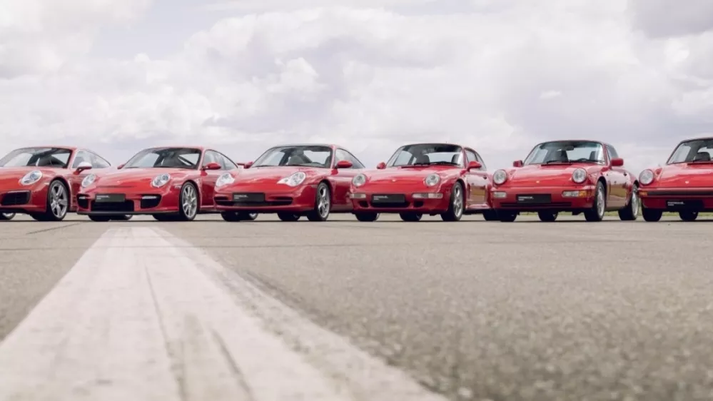 Kdo bi rekel, da je med prvo in zadnjo generacijo porscheja 911 60 let razlike? Ni čudno, da ga imajo vsi ljubitelji avtomobilov za najlep&scaron;i primer brezčasnega oblikovanja. / Foto: Porsche