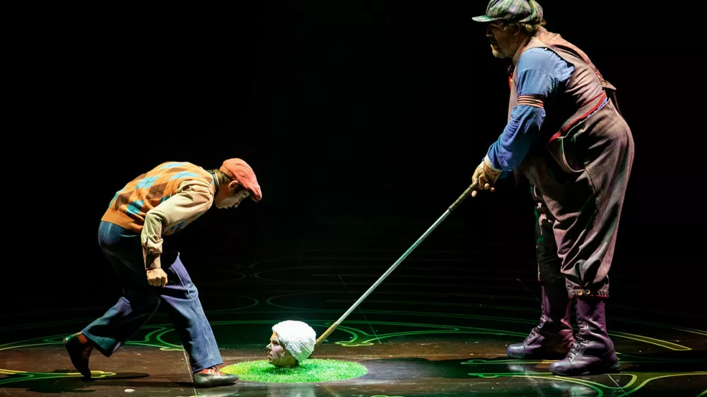 V predstavi ne manjka nenavadnih prizorov. / Foto: Arhiv Skupine