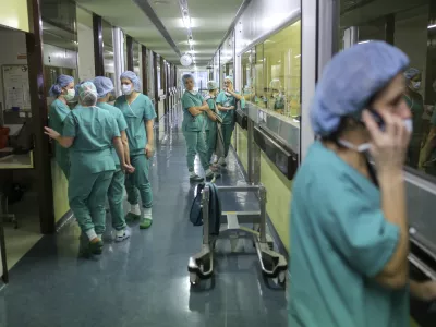 - simbolična fotografija - operacijska soba - operiranje - za&scaron;čitna kirur&scaron;ka maska - zdravstvo, zdravniki, zdravnice, pacienti, medicinske sestre- 12.12.2013 - Univerzitetni Klinični center v Ljubljani (UKC) - Kirur&scaron;ka klinika - Operacijski blok   //FOTO: Jaka Gasar / Foto: Jaka Gasar