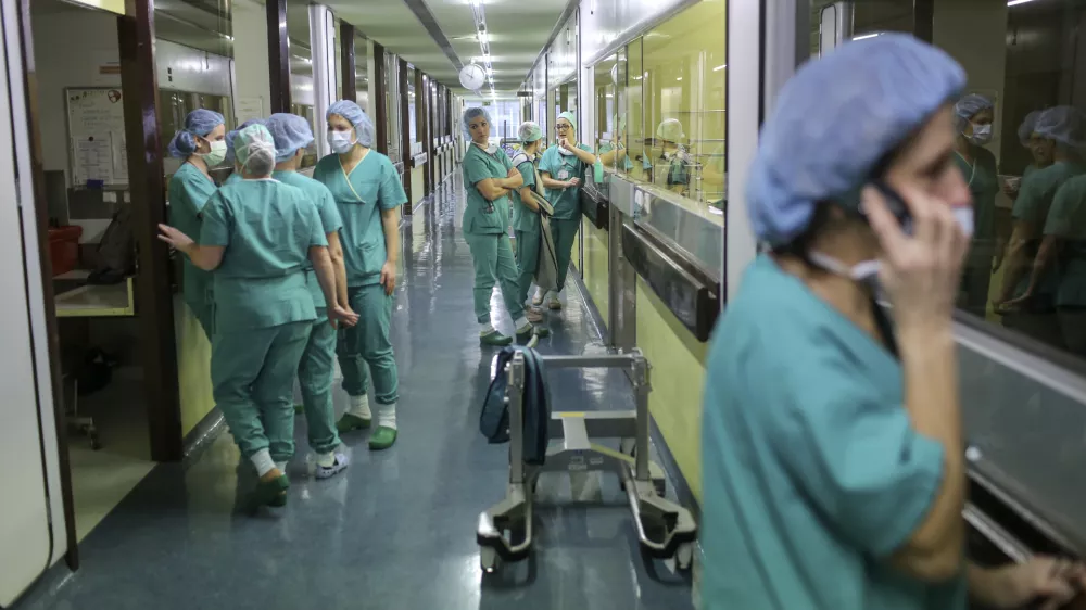 - simbolična fotografija - operacijska soba - operiranje - za&scaron;čitna kirur&scaron;ka maska - zdravstvo, zdravniki, zdravnice, pacienti, medicinske sestre- 12.12.2013 - Univerzitetni Klinični center v Ljubljani (UKC) - Kirur&scaron;ka klinika - Operacijski blok   //FOTO: Jaka Gasar / Foto: Jaka Gasar