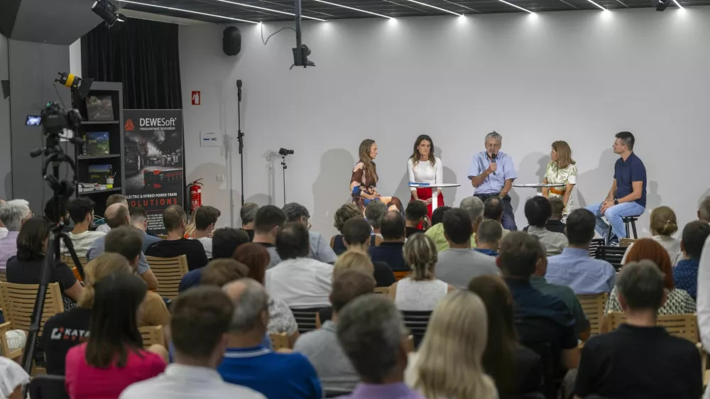 Na okrogli mizi, ki jo je vodila mag. Sonja &Scaron;muc, so svoje izku&scaron;nje in mnenja delili tudi predstavniki podjetij Halcom, Tiko Pro in INEA: Matjaž Čadež, Kristina Kočet Hudrap in Sa&scaron;a Muhič Pureber, ter In&scaron;tituta za ekonomsko demokracijo, ki ga je zastopal Tilen Božič. Foto: Katapult