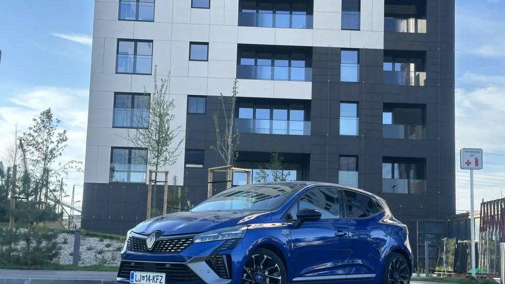 Renault clio je letos v Sloveniji najbolje prodajani nov avto, tudi zato, ker je z osnovnimi 17 evrskimi tisočaki cenovno dostopen. Foto: Matjaž Terzič