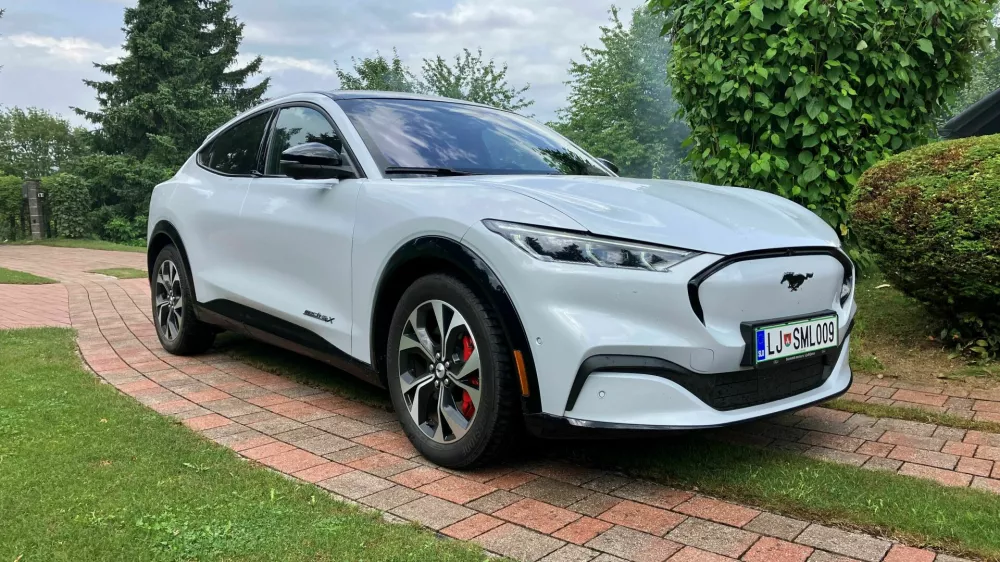 Oblika je velik adut mustanga mach-E, &scaron;portnega terenca s silhueto kupeja. Zmogljivosti so zgledne, nad dosegom se prav tako ne smemo pritoževati. Foto:&nbsp;Matej &Scaron;takul