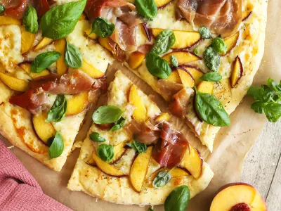 Neverjetna pica z breskvami, pr&scaron;utom in jogurtovim testom. Foto: Barbara Kvas